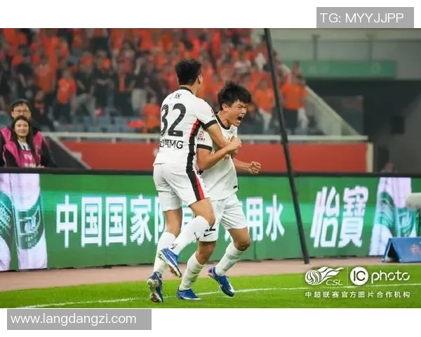 海港队杨希首球助力球队1-0领先泰山展现新星潜力 海港队杨希首球助力球队1-0领先泰山展现新星潜力